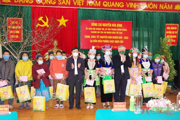 Chánh án Tòa án nhân dân tối cao Nguyễn Hòa Bình thăm, chúc Tết tại huyện biên giới Kỳ Sơn
